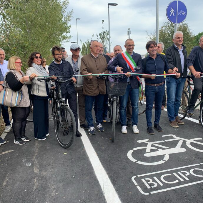 Taglio nastro Viale Fratti (1)